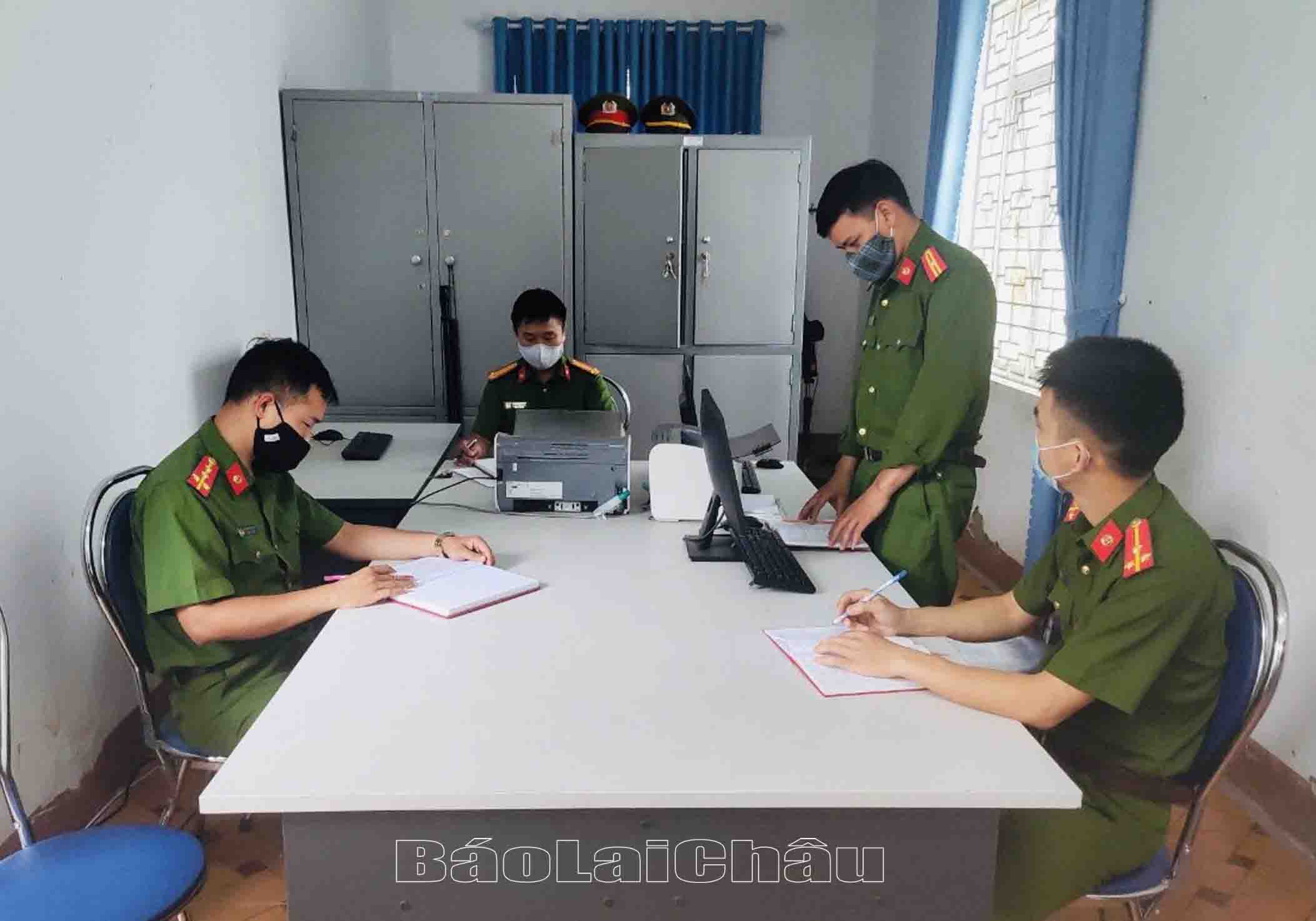 Chi bộ Công an xã Sơn Bình đánh giá đảng viên theo tinh thần Nghị quyết Trung ương 4. 